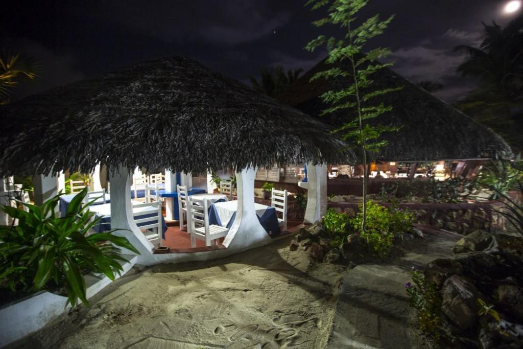 Chez Maggie Hotel & Restaurant โมรอนดาวา ภายนอก รูปภาพ