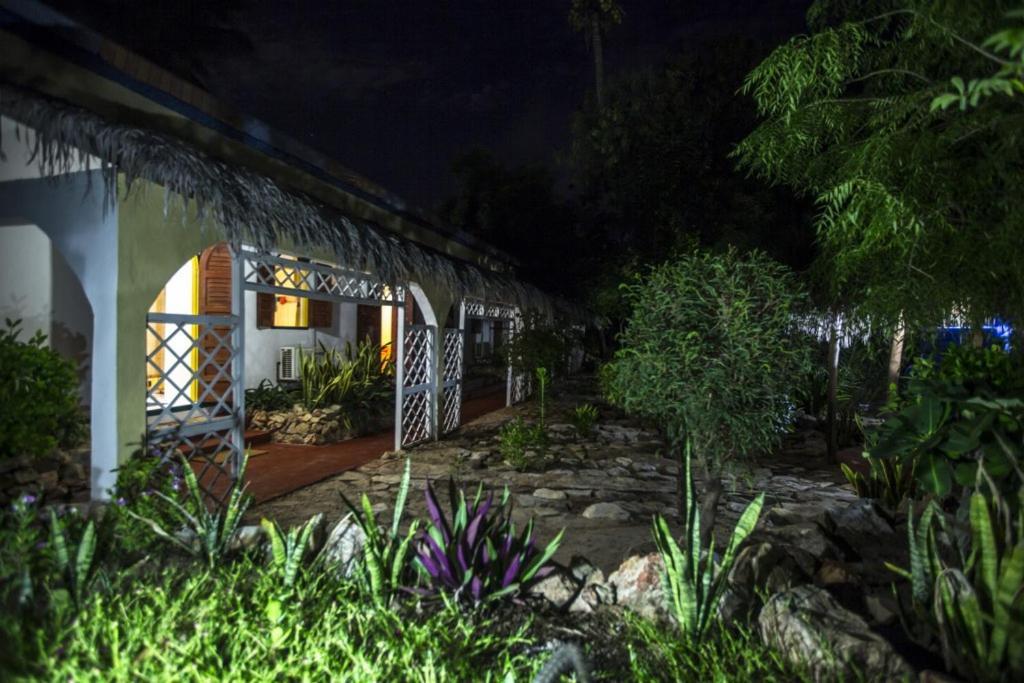 Chez Maggie Hotel & Restaurant โมรอนดาวา ภายนอก รูปภาพ
